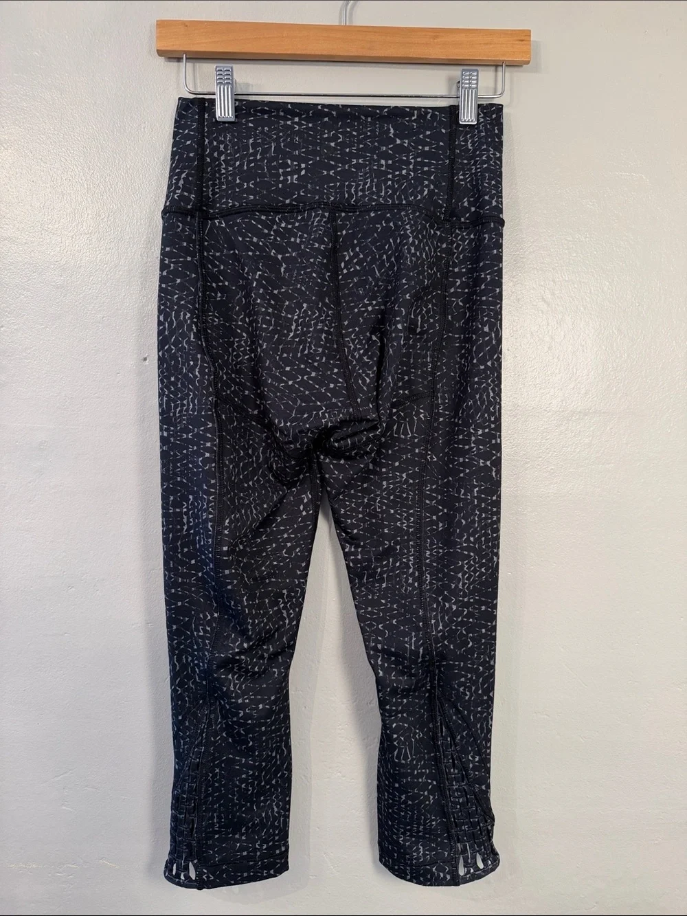 Lululemon women’s cropped leggings